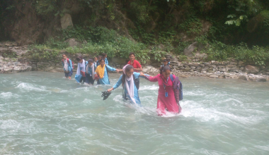 पुल नहुँदा जोखिमपूर्णरूपमा खोला तर्दै बालबालिका