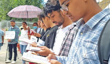 संविधान पढेर बालेनको विरोध