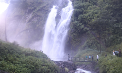 आकर्षणको केन्द्र बन्दै ताल झरना