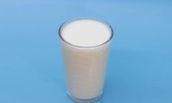 बालबालिकालाई विद्यालयमा दैनिक एक गिलास दूध वितरण