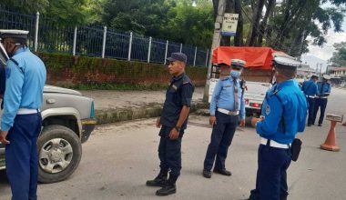 ट्राफिक प्रहरीको लापसे चेकिङ : दुई जना चालक नियन्त्रणमा