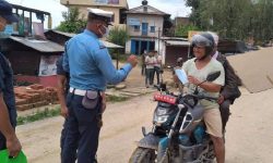 ट्राफिक प्रहरीद्वारा चालकलाई प्रशिक्षण