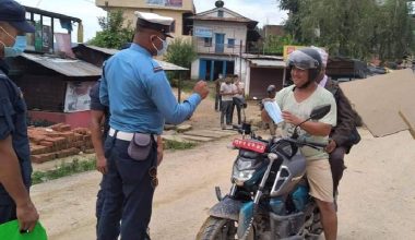 ट्राफिक प्रहरीद्वारा चालकलाई प्रशिक्षण