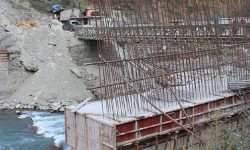 मादी नदीमा धमाधम पुल निर्माण हुँदै