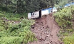 पहिराले दुई विद्यालय भवन जोखिममा