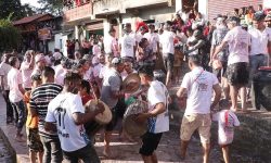 तौथलीमा ‘कहींँ नभएको दही छ्याप्ने जात्रा’ (फाेटाेफिचर)