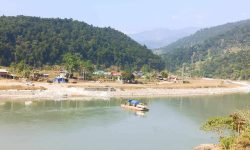 पानीको बहाव घटेसँगै सतीघाटमा सञ्चालित फेरी सञ्चालनमा