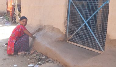 दसैँका लागि घर सजाउँदै थारू समुदाय