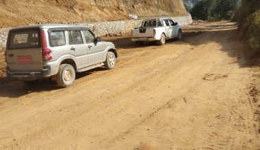 बागलुङका स्थानीय तह सडक मर्मत गर्दै