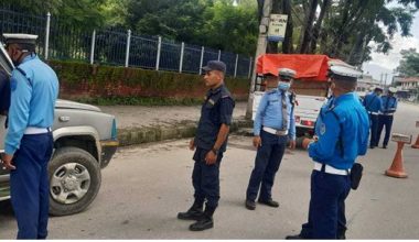 ट्राफिक प्रहरीको लापसे चेकिङ : तीन जना चालक नियन्त्रणमा