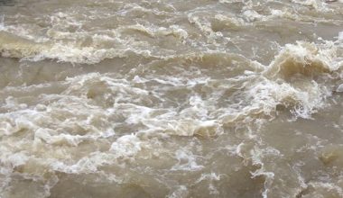 पर्वतमा बेपत्ता जीप मोदी किनारमा भेटियो, एक जनाको शव फेला