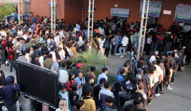 अग्रिम टिकट बुकिङका लागि बसपार्कमा भीड