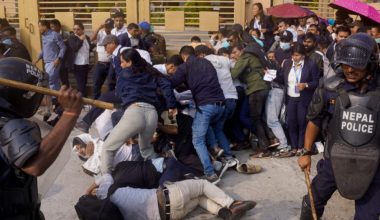 स्थानीय तहका कर्मचारीमाथि प्रहरीको लाठी