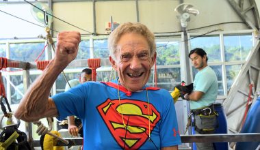 द क्लिफमा ८४ वर्षीय क्यानडियन नागरिकले गरे बञ्जी