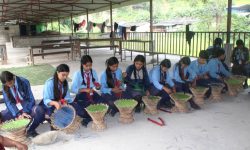 पढ्दै सिक्दै कार्यक्रम : ‘मुढा बुन्ने सीप सिक्दै विद्यार्थी’