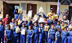चेपाङ विद्यार्थीलाई विद्यालय पोसाक वितरण