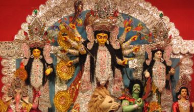 सुरक्षाकर्मी परिचालन गरेर दुर्गा मूर्ति विसर्जन