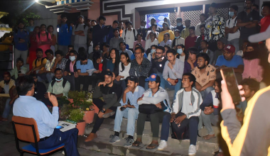 केन्द्रीय पुस्तकालयको गेटमा स्ववियुको रातभरि धर्ना