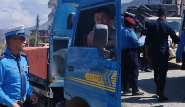 दसैँका यात्रु बोक्ने चालकले लापसे गरेर गाडी चलाएको भेटियो