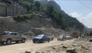 लोकमार्गको धुलो र हिलोले यात्रुलाई सास्ती