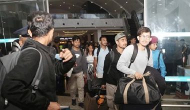 इजरायलबाट फर्किएका नेपाली भन्छन् : ‘स्वदेश आइपुग्दा धेरै खुसी छौँ’