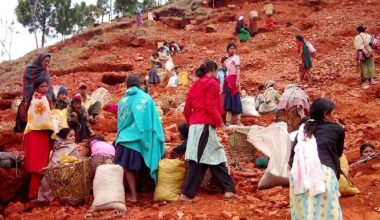 माटो बेचेर दसैँ खर्चको जोहो