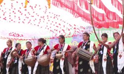 नौमती बाजा बजाउँदै महिला समूह