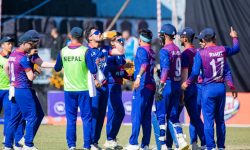 युएविरुद्ध फिल्डिङ गर्दै नेपाल