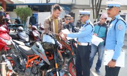 ट्राफिक प्रहरीद्वारा सवारी धनीलाई हस्तान्तरण