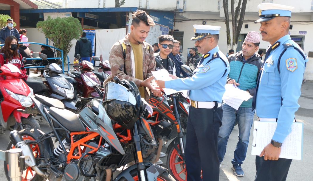 ट्राफिक प्रहरीद्वारा सवारी धनीलाई हस्तान्तरण