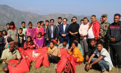 मन्त्री किरातीद्वारा चेपाङ समुदायलाई न्यानो कपडा वितरण