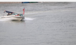 नारायणी नदीमा मोटरबोट चढ्नेको भीड