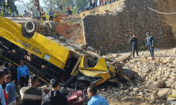 स्कुल बस दुर्घटना हुँदा तीनको मृत्यु ३९ घाइते