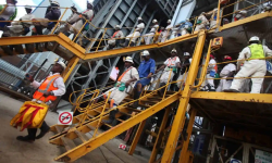 दक्षिण अफ्रिकाको प्लाटिनम खानीमा लिफ्ट खस्दा ११ को मृत्यु