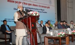 राहत सामग्रीसहित उपप्रधानमन्त्री खड्का रुकुम पश्चिममा