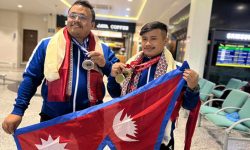 स्वर्ण पदक विजेता खेलाडी स्वदेश फिर्ता