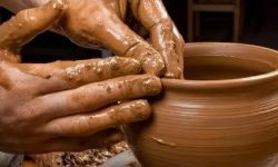 कुम्भकार माटोका भाँडा बनाउन व्यस्त