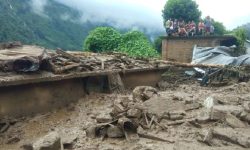 खाँदबारीमा सुक्खा पहिरोले एक घर भत्कियो