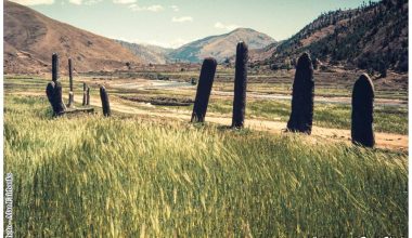 बेलायतको Stonehenge र जुम्ला तातोपानीका यि ढुङ्गाहरु