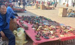 विदेशी हेर्छन्, स्वदेशीले किन्छन्’