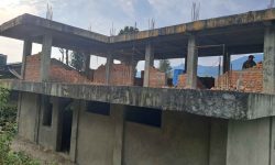 ठेकेदारको लापरबाहीले स्वास्थ्यचौकी भवन अलपत्र