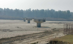 दोदा पुल : ८ वर्षमा तीन पिलर मात्रै ठडिए