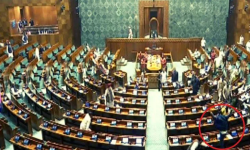 भारतको लोकसभामा अध्यक्षको आसनतिर दुई दर्शक कुदेपछि…