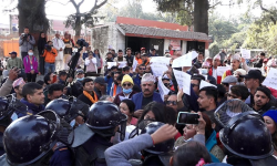 पशुपतिक्षेत्रमा बिरोध प्रदर्शन, पर्यटनमन्त्री किरातीलाई तत्काल बर्खास्त गर्न माग