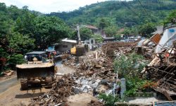 इन्डोनेसियामा पहिरो र बाढीका कारण १० जना बेपत्ता