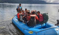 डुङ्गा चढेर रमाउँछन् रारा पुगेका पर्यटक