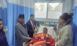 उपप्रधानमन्त्री श्रेष्ठको स्वास्थ्य अवस्था बुझ्न अस्पताल पुगे प्रधानमन्त्री प्रचण्ड