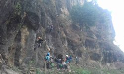 बन्दीपुरको चुनपहरामा चट्टान आरोहण