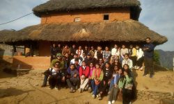 पर्यटकका रोजाइमा खरको छानोको घर