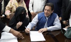 पाकिस्तानका पूर्वप्रधानमन्त्री खान र उनकी पत्नीलाई भ्रष्टाचारको अभियोगमा १४ वर्ष जेल सजाय